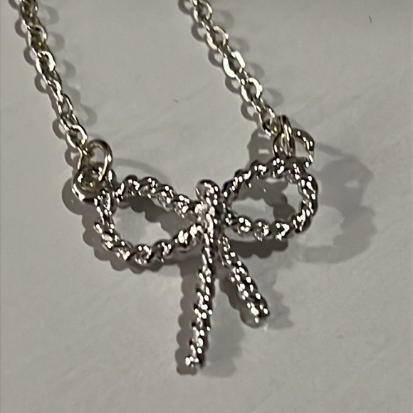 Silvertone bow necklace new - Picture 2 of 4
